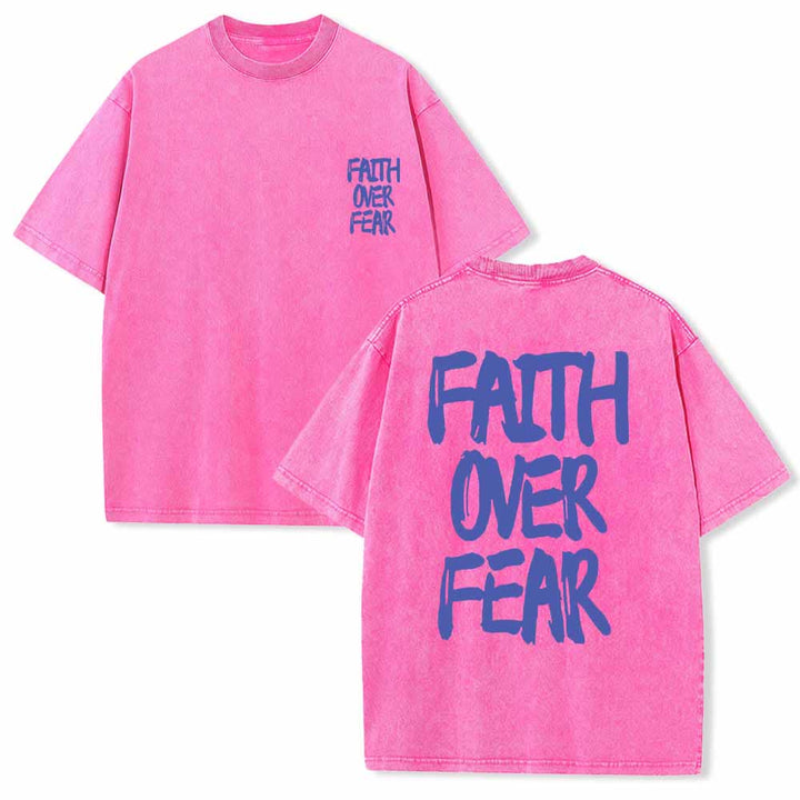 Christianartworkshop Glaube statt Angst – T-Shirt mit Pinselstrich-Schriftart, Mini-Print auf der Vorderseite, großer Text auf der Rückseite, beidseitig bedruckt, vorgewaschen - Rosa - 5XL - image 6