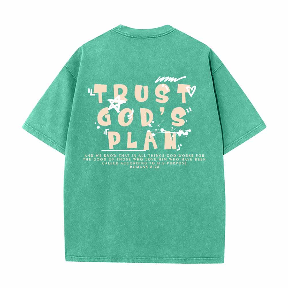 Christianartworkshop Vertraue auf Gottes Plan – Graffiti-Schriftart, Mini-Druck auf der Vorderseite, großer Text auf der Rückseite, Römer 8,28, doppelseitig bedrucktes, gewaschenes T-Shirt - image 1