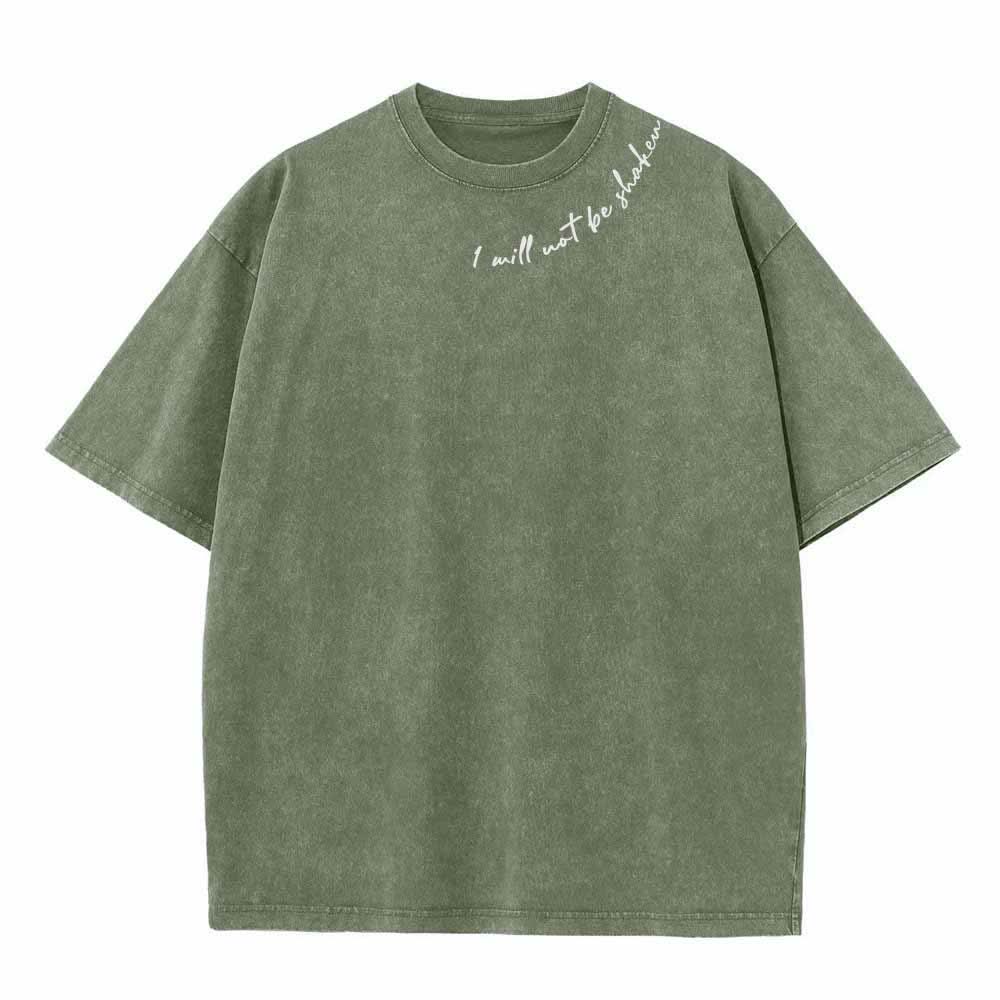 Christianartworkshop „Ich werde nicht erschüttert werden“ – Schräge Schulterpartie, Schriftzug vorne, mehrfarbige Buchstaben in Blasenform hinten, Psalm 16,8 – doppelseitig gewaschenes T-Shirt - image 2
