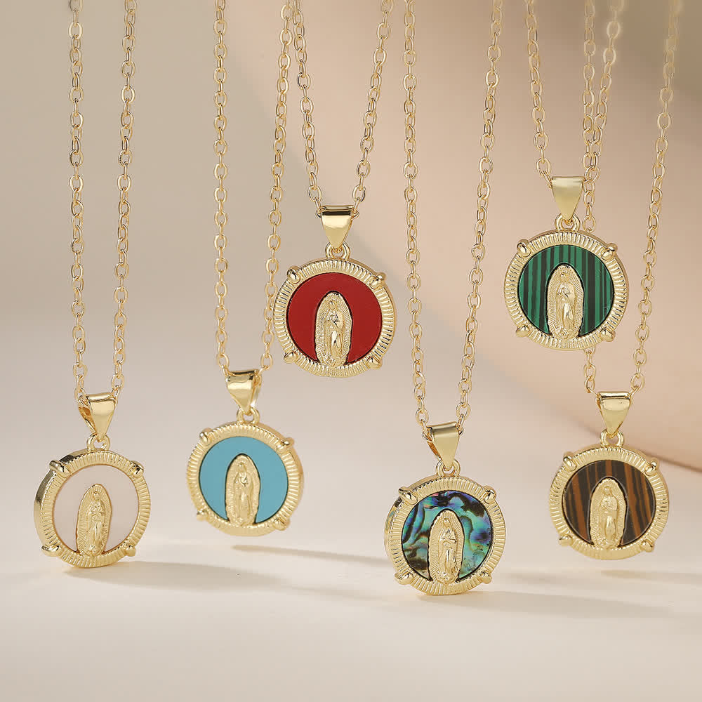 Christianartworkshop Vintage-Halskette mit geprägter, runder Jungfrauenmünze und mehrfarbig eingelegtem Sockel: Symbol für zärtlichen himmlischen Schutz - image 1
