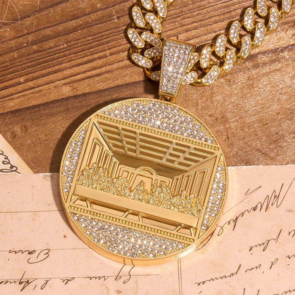 Christianartworkshop Vereistes Medaillon mit geprägtem Motiv des Letzten Abendmahls an einer kubanischen Kette: Symbol der heiligen himmlischen Gemeinschaft - Golden - image 0