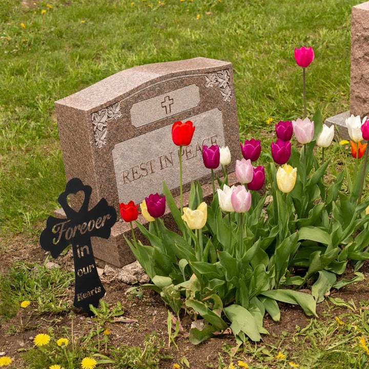 Christianartworkshop Herzförmiger, ausgeschnittener Gedenk-Gartenpfahl aus Metall mit der Aufschrift „Für immer in unseren Herzen“: Symbol ewigen, friedvollen Gedenkens - image 2