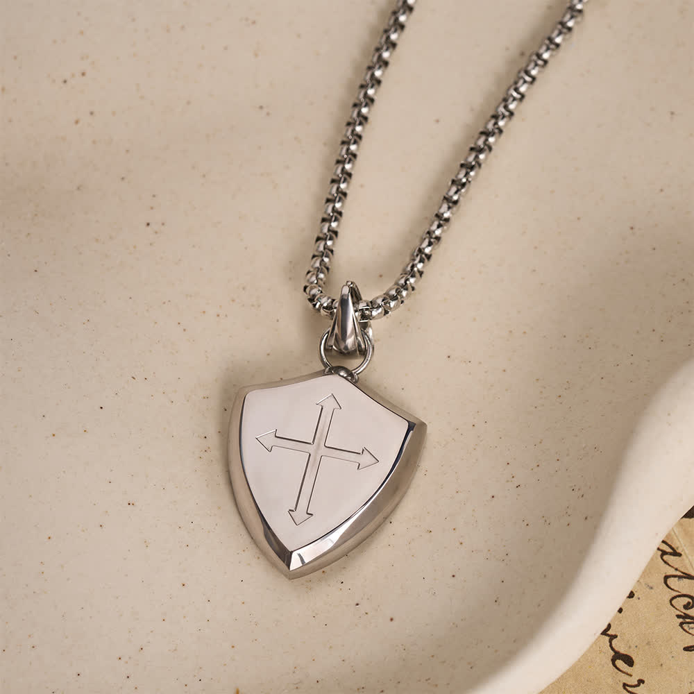 Christianartworkshop Doppelseitiger Schild-Strasskreuz-Anhänger mit Gravur „Amor of God“ (Josua 1,9) an einer Boxkette: Zeitloses Symbol sanfter himmlischer Fürsorge - Silber - image 3