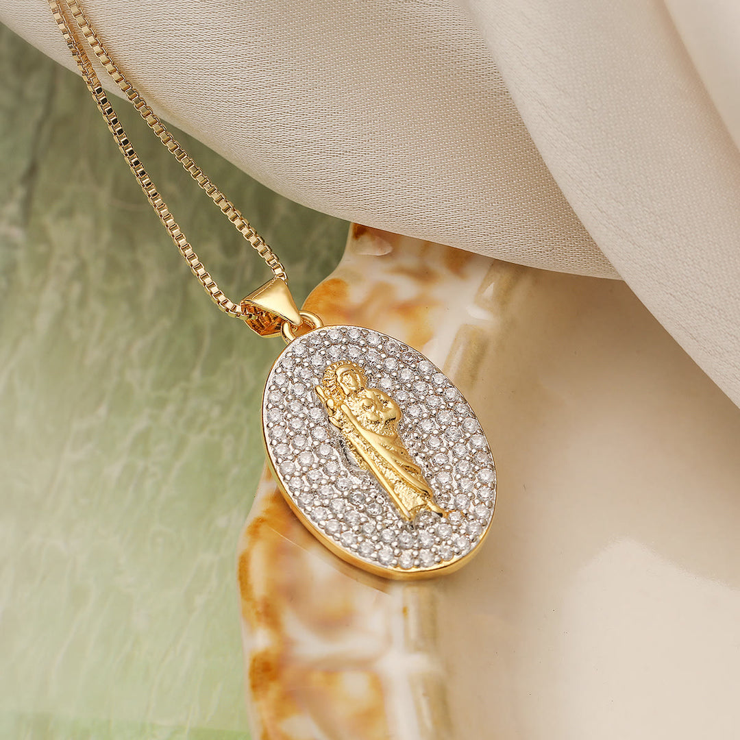 Christianartworkshop Funkelnde Medaillonkette mit Guadalupe und dem Heiligen Christophorus: Talisman für sichere Reisen und mütterlichen Segen - Der heilige Christophorus - image 2