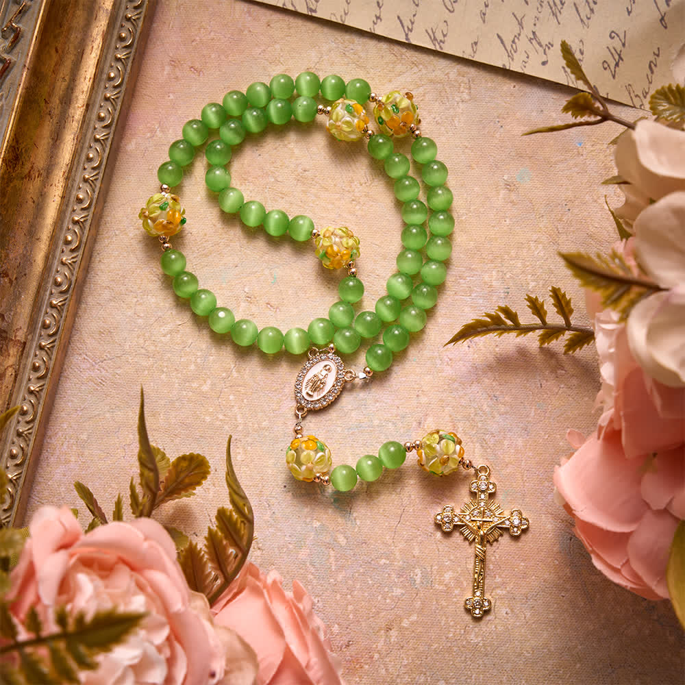Christianartworkshop Rosenkranz aus grünem Katzenaugenstein mit floralen Glasperlen: Symbol für strahlende himmlische Segnungen - Rosenkranz aus grünem Katzenaugenstein mit Blumenmuster - image 0