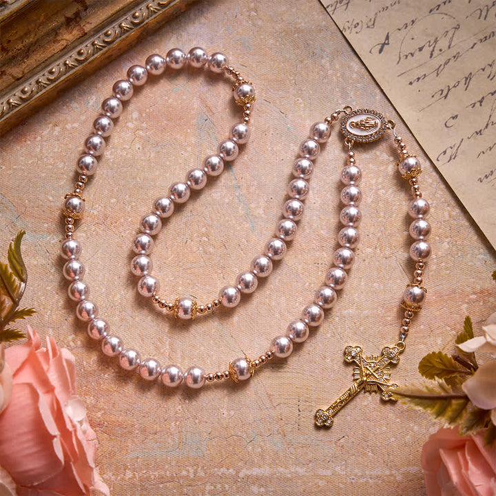 Christianartworkshop Rosenkranz Unserer Lieben Frau mit hellrosa Perlen und juwelenbesetztem goldenem Kruzifix: Sinnbild reiner himmlischer Zärtlichkeit - Rosenkranz aus rosa Perlen - image 0