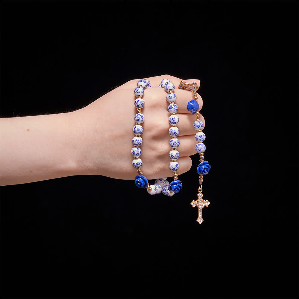 Christianartworkshop Rosenkranz aus blauen Porzellanperlen mit blauen Rosenornamenten und Medaille Unserer Lieben Frau von Aparecida - image 1