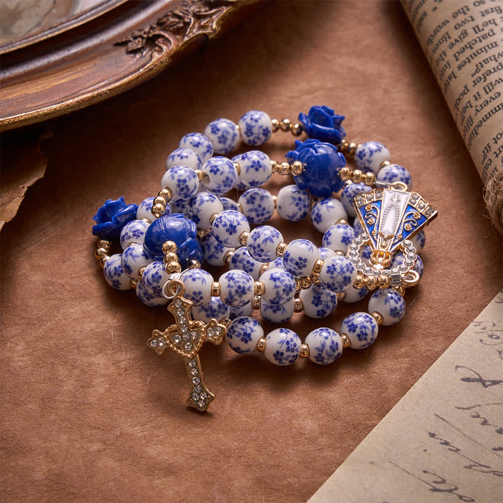 Christianartworkshop Rosenkranz aus blauen Porzellanperlen mit blauen Rosenornamenten und Medaille Unserer Lieben Frau von Aparecida - image 4