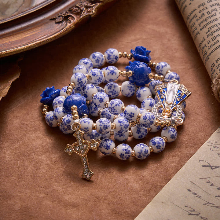 Christianartworkshop Rosenkranz aus blauen Porzellanperlen mit blauen Rosenornamenten und Medaille Unserer Lieben Frau von Aparecida - image 4