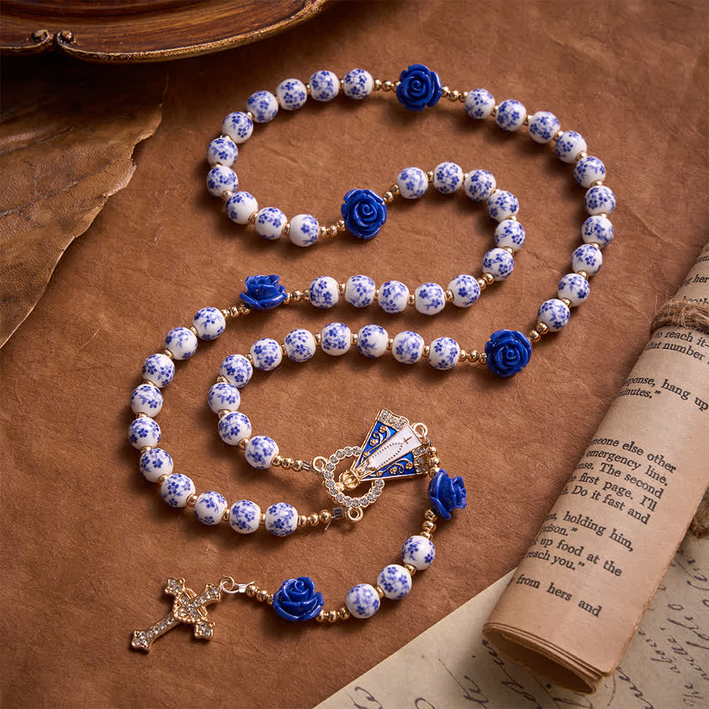 Christianartworkshop Rosenkranz aus blauen Porzellanperlen mit blauen Rosenornamenten und Medaille Unserer Lieben Frau von Aparecida - image 3