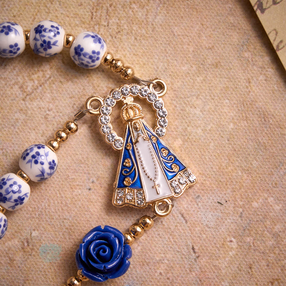 Christianartworkshop Rosenkranz aus blauen Porzellanperlen mit blauen Rosenornamenten und Medaille Unserer Lieben Frau von Aparecida - image 6