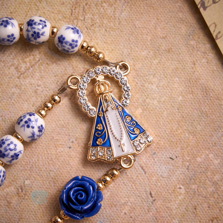 Christianartworkshop Rosenkranz aus blauen Porzellanperlen mit blauen Rosenornamenten und Medaille Unserer Lieben Frau von Aparecida - image 6