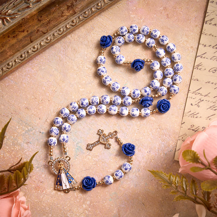 Christianartworkshop Rosenkranz aus blauen Porzellanperlen mit blauen Rosenornamenten und Medaille Unserer Lieben Frau von Aparecida - Rosenkranz mit blauer Rose - image 0
