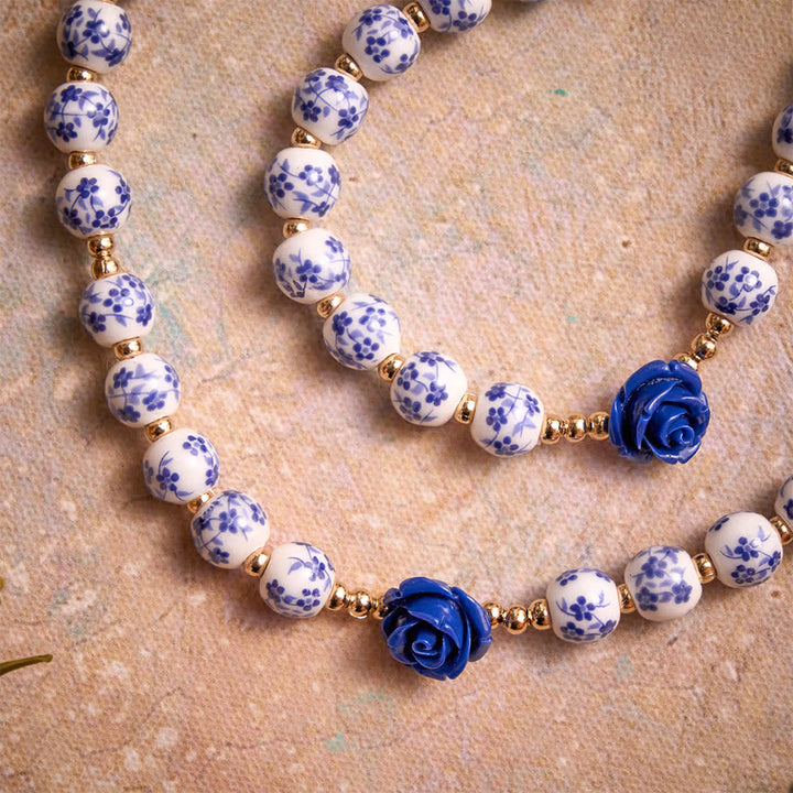Christianartworkshop Rosenkranz aus blauen Porzellanperlen mit blauen Rosenornamenten und Medaille Unserer Lieben Frau von Aparecida - image 5