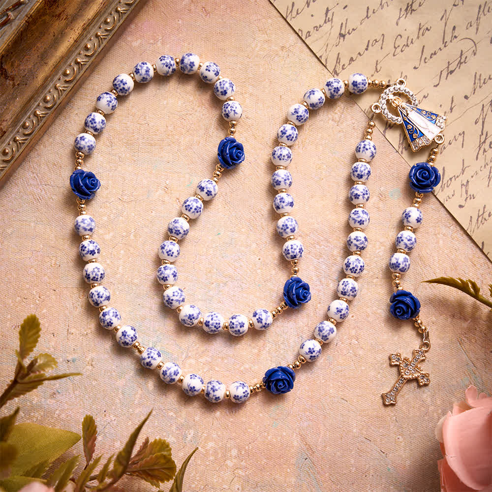 Christianartworkshop Rosenkranz aus blauen Porzellanperlen mit blauen Rosenornamenten und Medaille Unserer Lieben Frau von Aparecida - image 2
