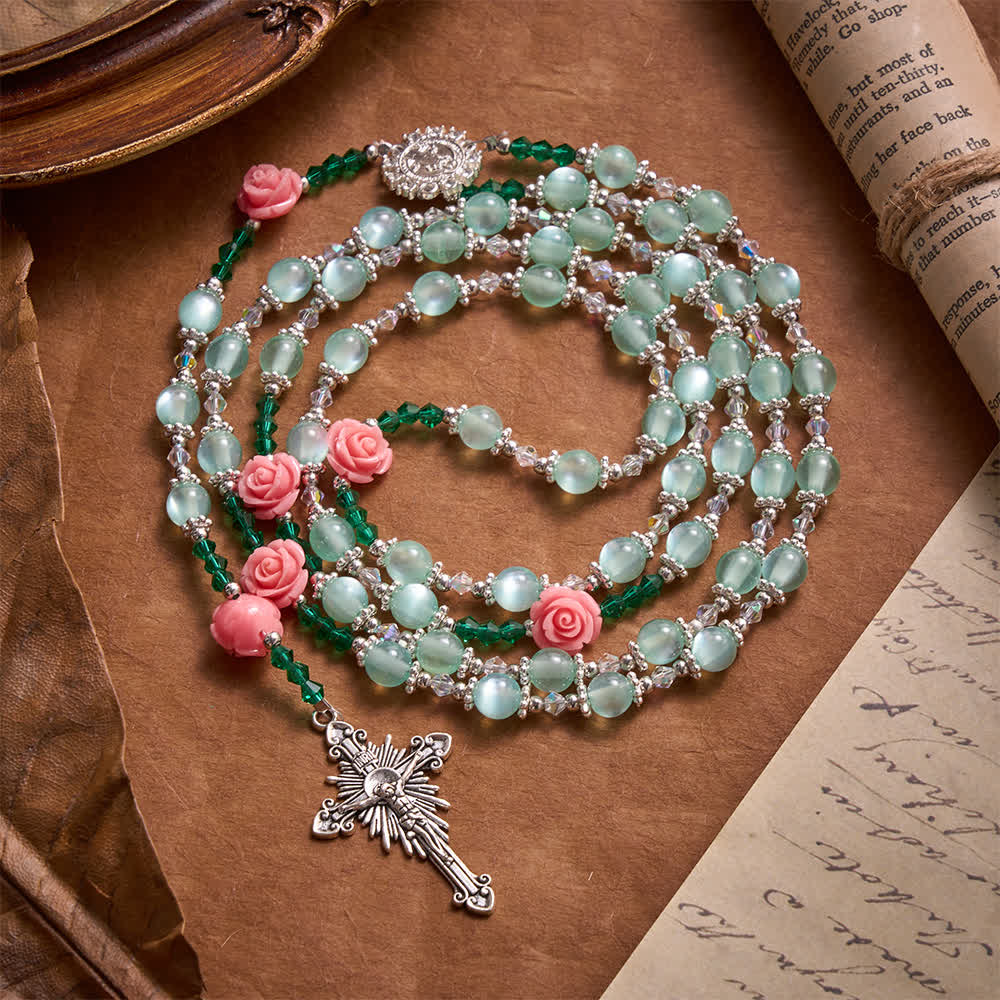Christianartworkshop Rosenkranz in Mintgrün mit Katzenaugenmuster, geformten Rosenperlen und Vintage-Kreuz: Symbol erblühender himmlischer Gnade - Rosenkranz mit Katzenaugen-Motiv - image 0