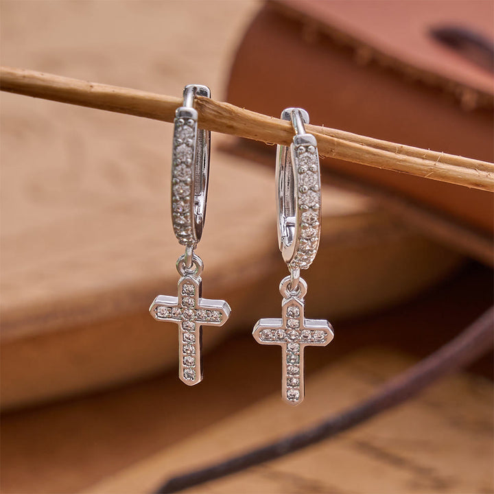 Christianartworkshop Funkelnde Pavé-Ohrringe mit Kreuzanhänger: Symbol für sanften, himmlischen Schutz - Silber - image 0