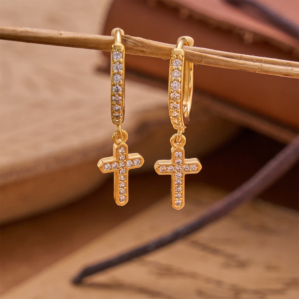 Christianartworkshop Funkelnde Pavé-Ohrringe mit Kreuzanhänger: Symbol für sanften, himmlischen Schutz - Golden - image 1