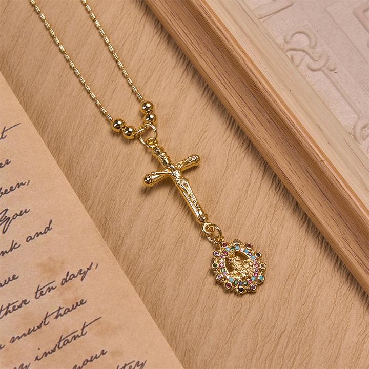 Christianartworkshop Halskette mit geschnitztem Kruzifix und juwelenbesetztem Medaillon: Symbol der zärtlichen himmlischen Fürsprache - Mehrfarbige runde Steinbordüre - image 2