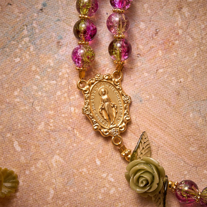 Christianartworkshop Rosenkranz aus rosa und grünen, facettierten Glasperlen mit Crackle-Effekt und Rosenmotiven, Marienkreuz - image 7