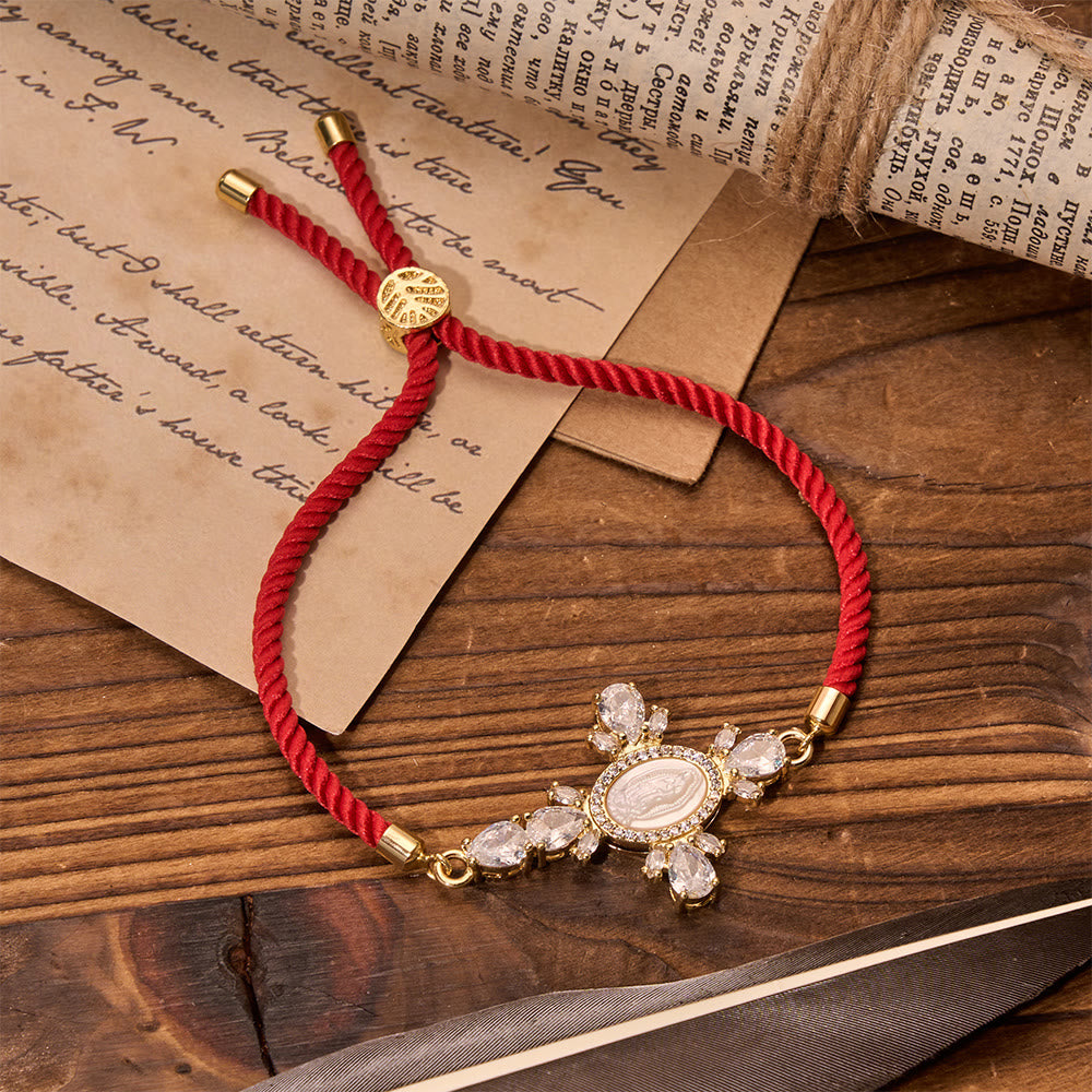 Christianartworkshop Geflochtenes Kordelarmband mit juwelenbesetztem Kreuz und Porträt der Jungfrau Maria: Symbol mütterlicher himmlischer Barmherzigkeit - Rot - image 4