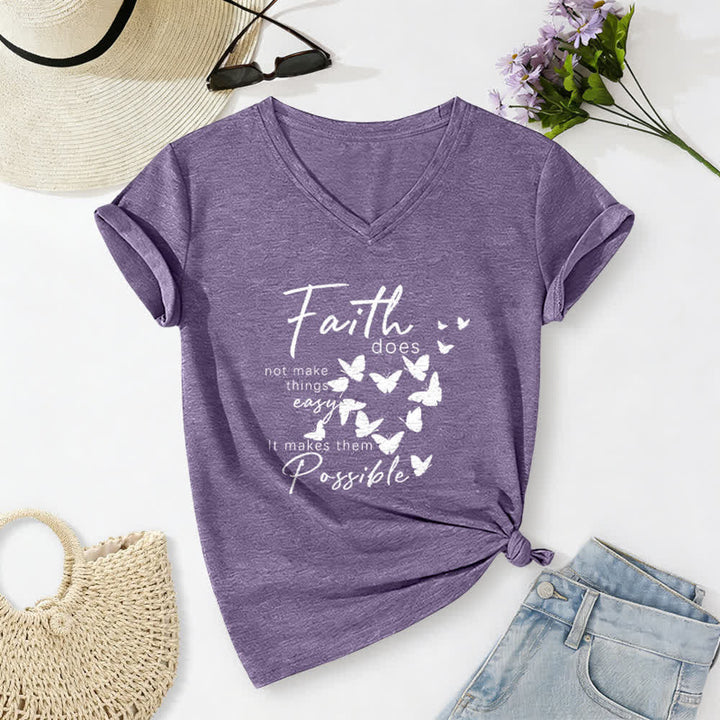 Christianartworkshop Glaube macht die Dinge nicht einfach – Lässiges T-Shirt mit Schmetterlingsbuchstaben-Print und V-Ausschnitt - Lila - 2XL - image 16