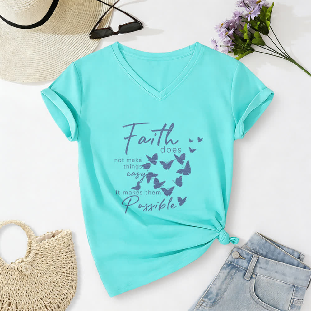 Christianartworkshop Glaube macht die Dinge nicht einfach – Lässiges T-Shirt mit Schmetterlingsbuchstaben-Print und V-Ausschnitt - Himmelblau - 2XL - image 20