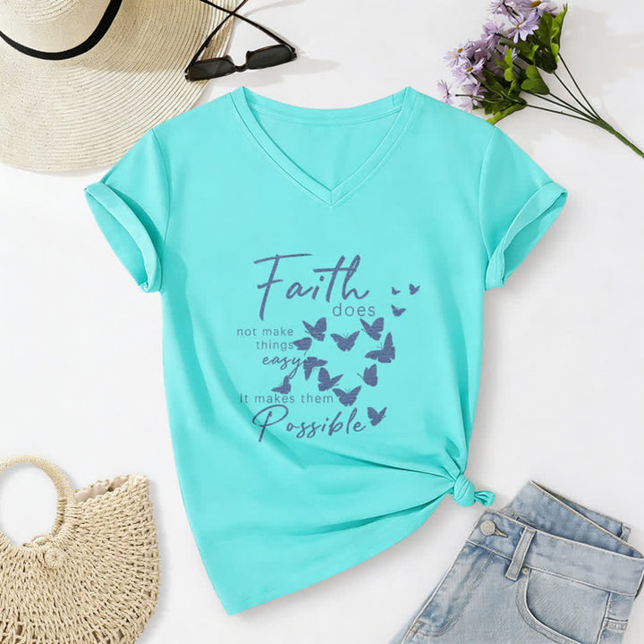 Christianartworkshop Glaube macht die Dinge nicht einfach – Lässiges T-Shirt mit Schmetterlingsbuchstaben-Print und V-Ausschnitt - Himmelblau - 2XL - image 20