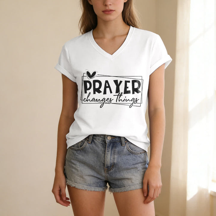 Christianartworkshop Lässiges T-Shirt mit V-Ausschnitt und Herzmotiv „Gebet verändert Dinge“ - image 5