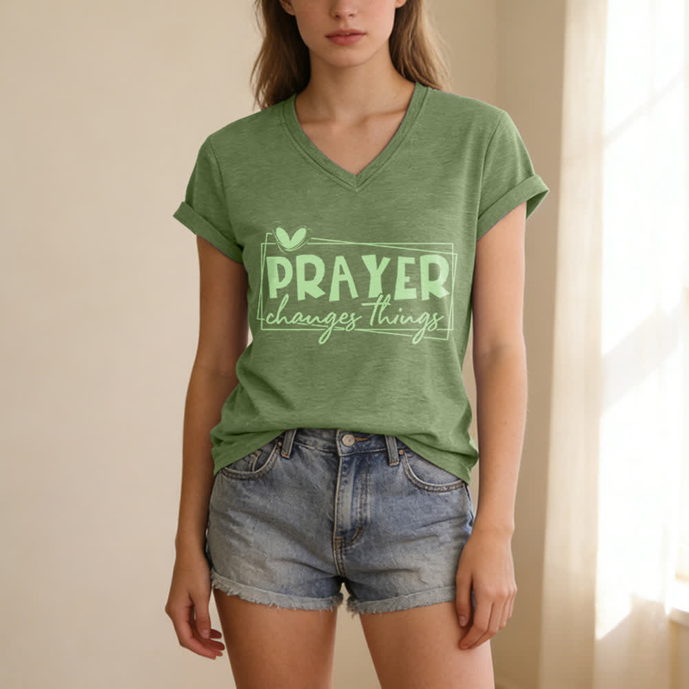 Christianartworkshop Lässiges T-Shirt mit V-Ausschnitt und Herzmotiv „Gebet verändert Dinge“ - image 7