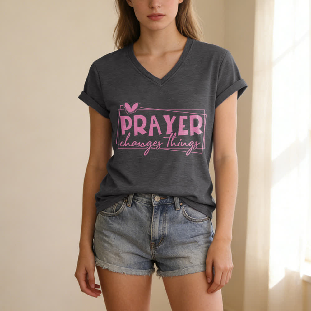 Christianartworkshop Lässiges T-Shirt mit V-Ausschnitt und Herzmotiv „Gebet verändert Dinge“ - image 1