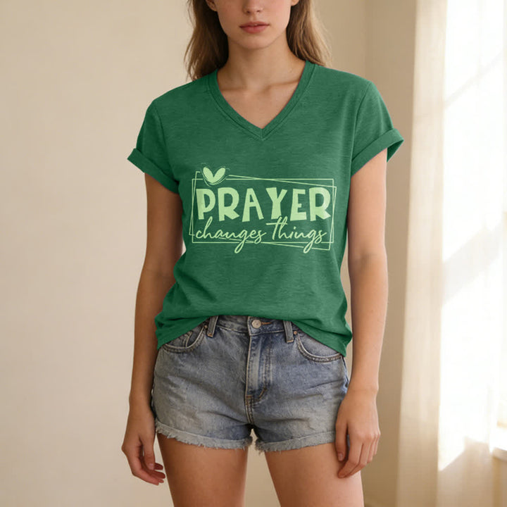Christianartworkshop Lässiges T-Shirt mit V-Ausschnitt und Herzmotiv „Gebet verändert Dinge“ - image 11