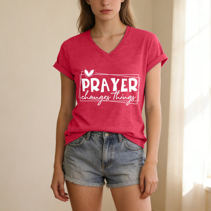 Christianartworkshop Lässiges T-Shirt mit V-Ausschnitt und Herzmotiv „Gebet verändert Dinge“ - image 15