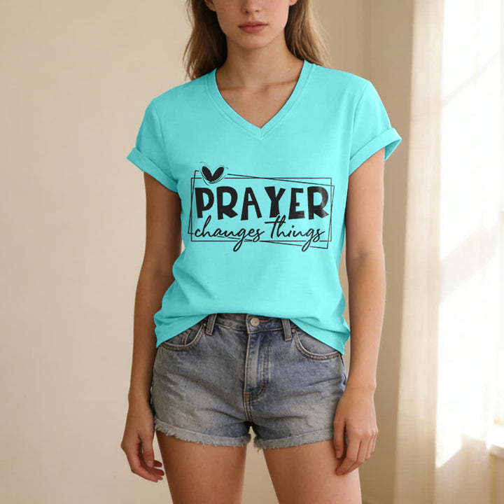 Christianartworkshop Lässiges T-Shirt mit V-Ausschnitt und Herzmotiv „Gebet verändert Dinge“ - image 21