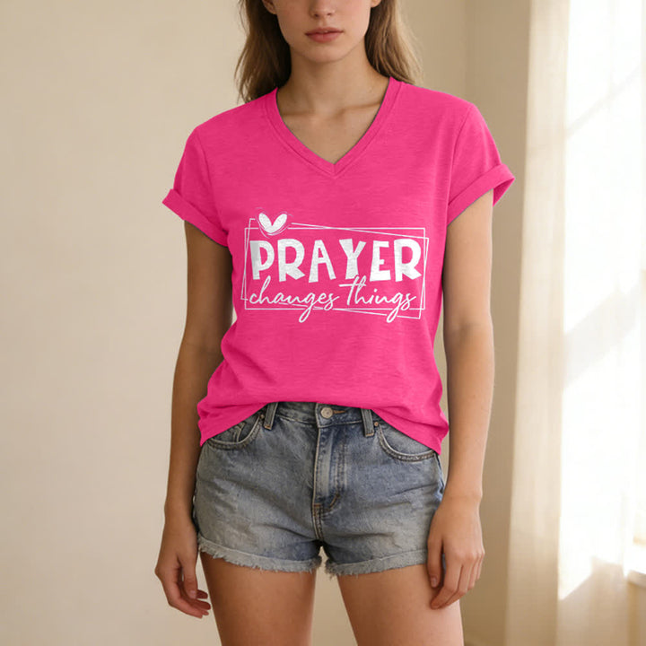 Christianartworkshop Lässiges T-Shirt mit V-Ausschnitt und Herzmotiv „Gebet verändert Dinge“ - image 23