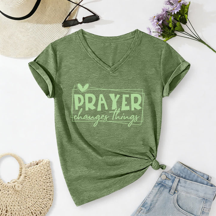 Christianartworkshop Lässiges T-Shirt mit V-Ausschnitt und Herzmotiv „Gebet verändert Dinge“ - Olivgrün - 2XL - image 6