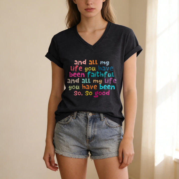 Christianartworkshop Und mein ganzes Leben lang warst du treu – Buntes T-Shirt mit Buchstabenprint und V-Ausschnitt - image 13