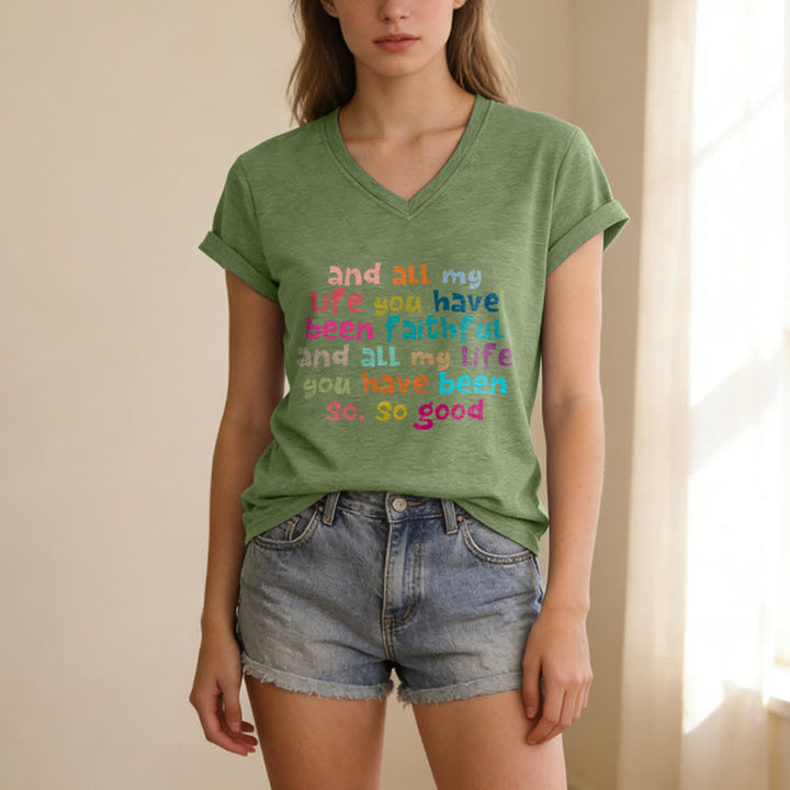 Christianartworkshop Und mein ganzes Leben lang warst du treu – Buntes T-Shirt mit Buchstabenprint und V-Ausschnitt - image 7