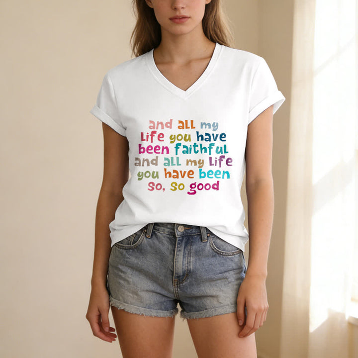 Christianartworkshop Und mein ganzes Leben lang warst du treu – Buntes T-Shirt mit Buchstabenprint und V-Ausschnitt - image 3