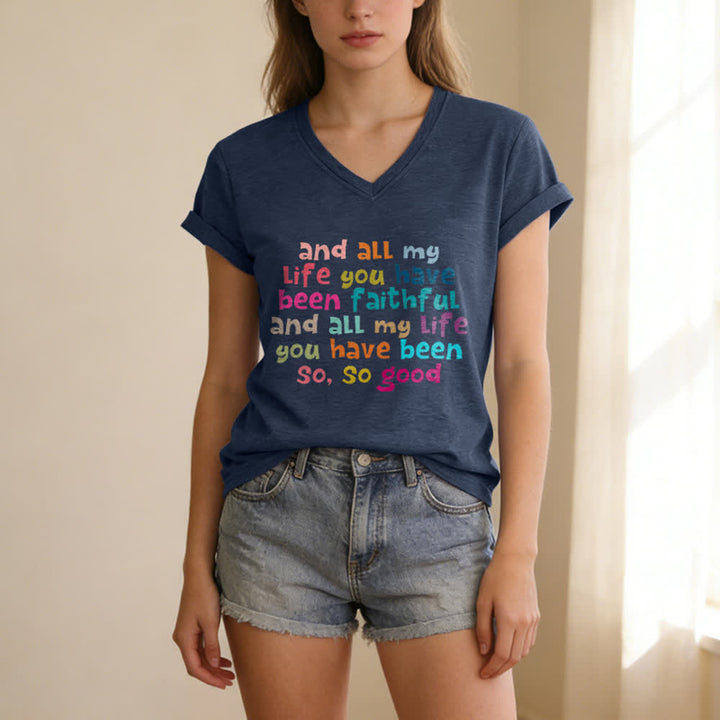 Christianartworkshop Und mein ganzes Leben lang warst du treu – Buntes T-Shirt mit Buchstabenprint und V-Ausschnitt - image 9