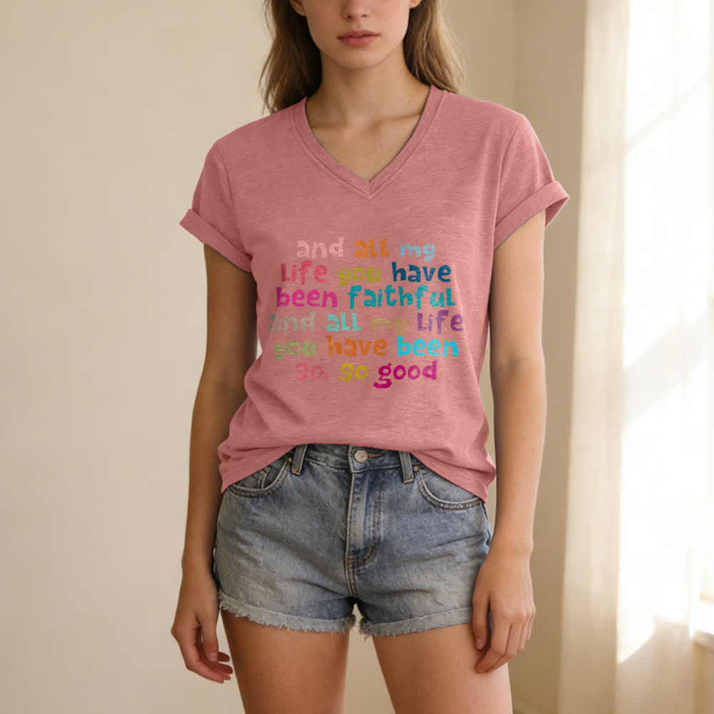 Christianartworkshop Und mein ganzes Leben lang warst du treu – Buntes T-Shirt mit Buchstabenprint und V-Ausschnitt - image 19