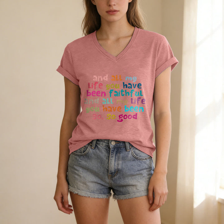 Christianartworkshop Und mein ganzes Leben lang warst du treu – Buntes T-Shirt mit Buchstabenprint und V-Ausschnitt - image 19
