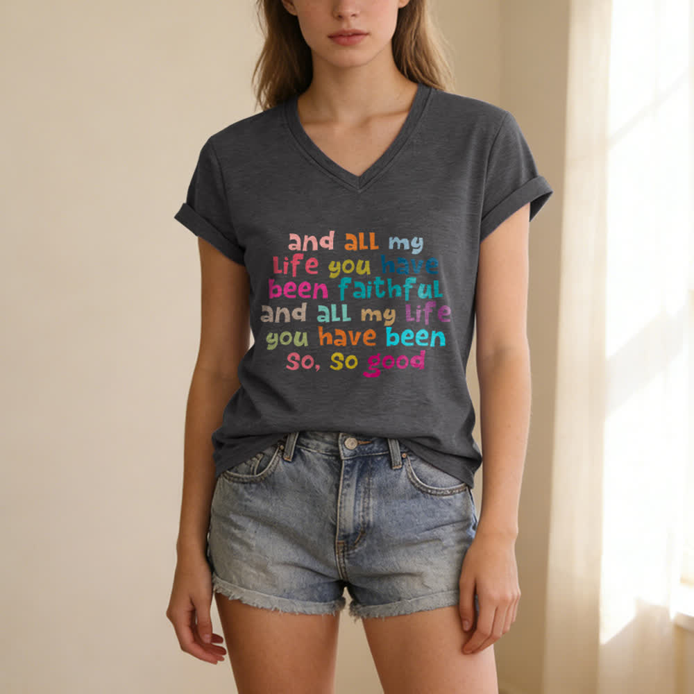 Christianartworkshop Und mein ganzes Leben lang warst du treu – Buntes T-Shirt mit Buchstabenprint und V-Ausschnitt - image 5