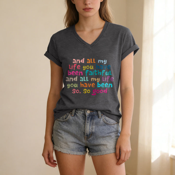 Christianartworkshop Und mein ganzes Leben lang warst du treu – Buntes T-Shirt mit Buchstabenprint und V-Ausschnitt - image 5