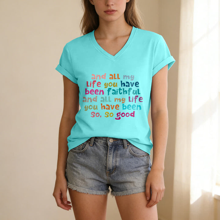 Christianartworkshop Und mein ganzes Leben lang warst du treu – Buntes T-Shirt mit Buchstabenprint und V-Ausschnitt - image 21