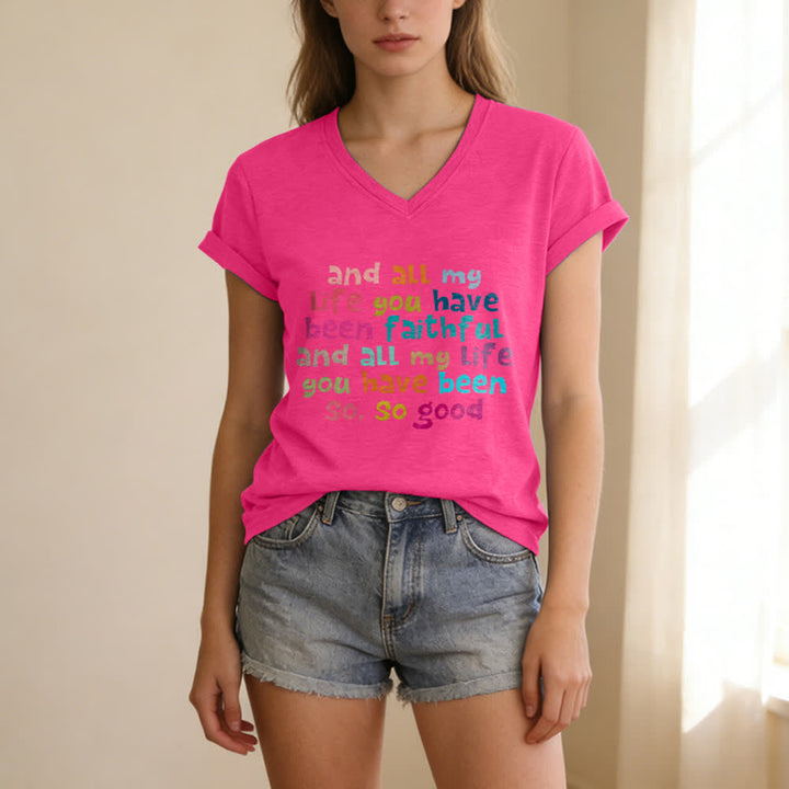 Christianartworkshop Und mein ganzes Leben lang warst du treu – Buntes T-Shirt mit Buchstabenprint und V-Ausschnitt - image 23