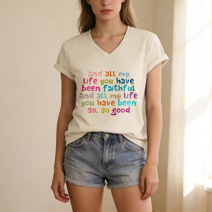 Christianartworkshop Und mein ganzes Leben lang warst du treu – Buntes T-Shirt mit Buchstabenprint und V-Ausschnitt - image 1