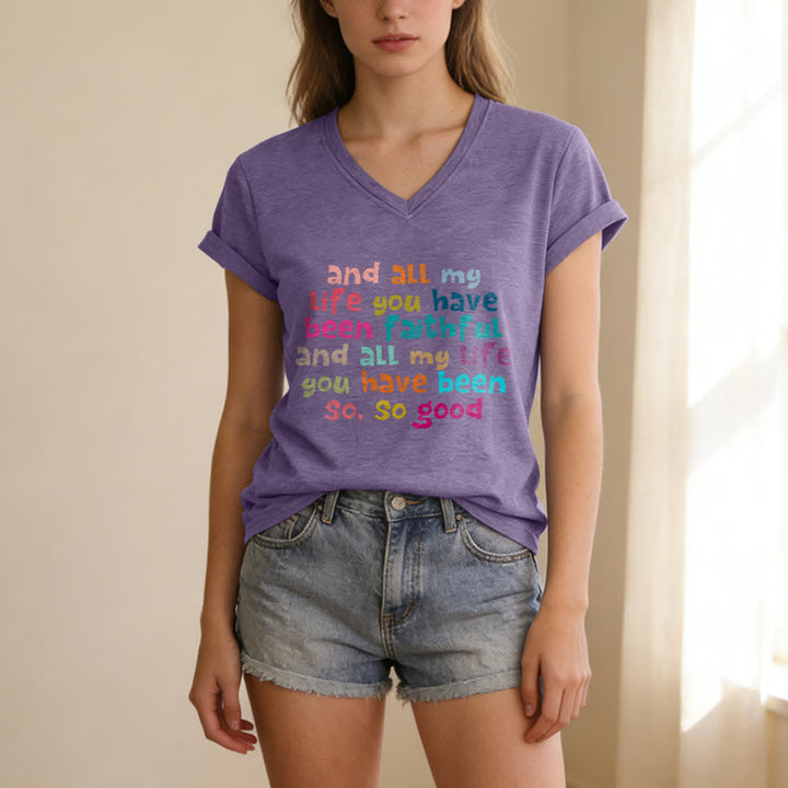 Christianartworkshop Und mein ganzes Leben lang warst du treu – Buntes T-Shirt mit Buchstabenprint und V-Ausschnitt - image 17