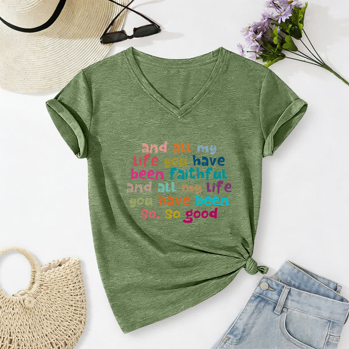 Christianartworkshop Und mein ganzes Leben lang warst du treu – Buntes T-Shirt mit Buchstabenprint und V-Ausschnitt - Olivgrün - 2XL - image 6