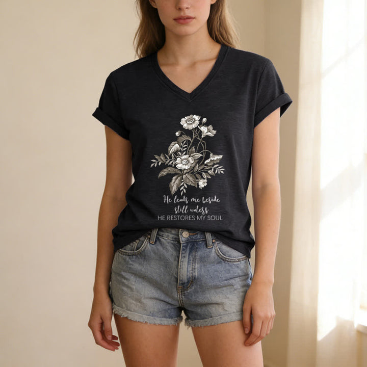 Christianartworkshop Lässiges T-Shirt mit V-Ausschnitt und Blumenmuster „He Leads Me Beside Still Waters“. - image 15